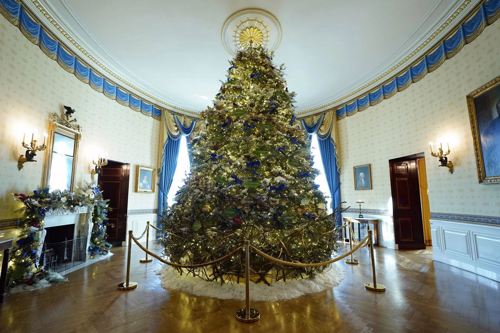 Nhà Trắng Giáng sinh: Hình ảnh Nhà Trắng trong mùa Giáng sinh là một điều thật đặc biệt. Bạn sẽ được chiêm ngưỡng ngôi nhà được trang trí rực rỡ và tràn đầy hoa mỹ sắc với đèn lấp lánh. Chắc chắn bạn sẽ trầm trồ và không muốn bỏ lỡ điều này.