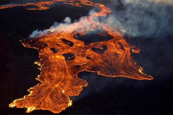 Núi lửa lớn nhất thế giới 'bừng tỉnh', bầu trời Hawaii rực sáng trong đêm