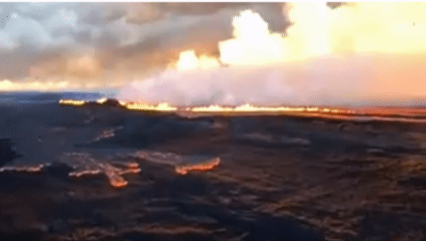 Núi lửa lớn nhất thế giới phun trào sau 40 năm ngủ yên