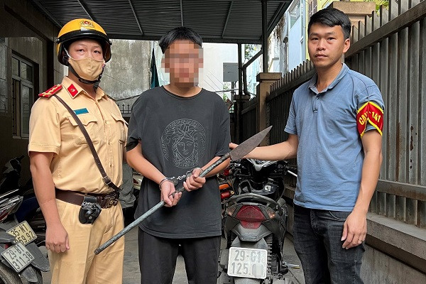 Gặp 141 trên phố Hà Nội, 2 thanh niên mang dao phóng lợn 'run như cầy sấy'