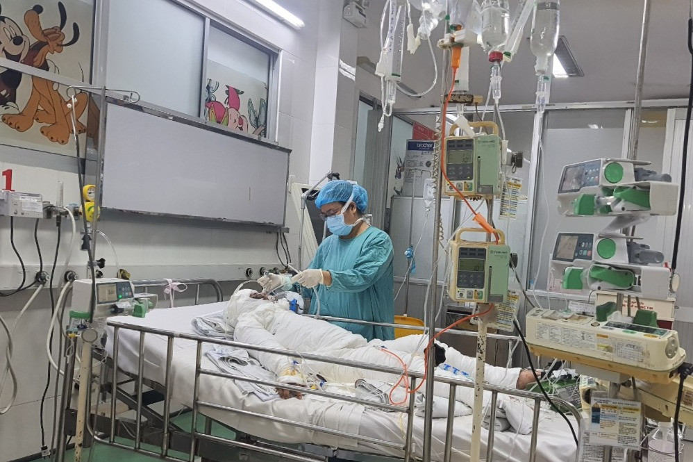 Bệnh nhi M. đang được điều trị tại Bệnh viện Nhi đồng 1 TP.HCM.