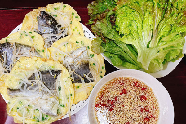 Món bánh độc đáo ở Huế: Topping lạ mắt lạ miệng, ‘ăn là khoái’