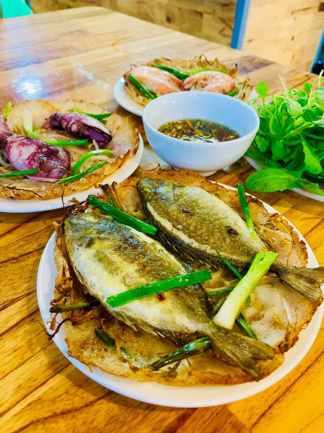 Món bánh độc đáo ở Huế: Topping lạ mắt lạ miệng, 'ăn là khoái'