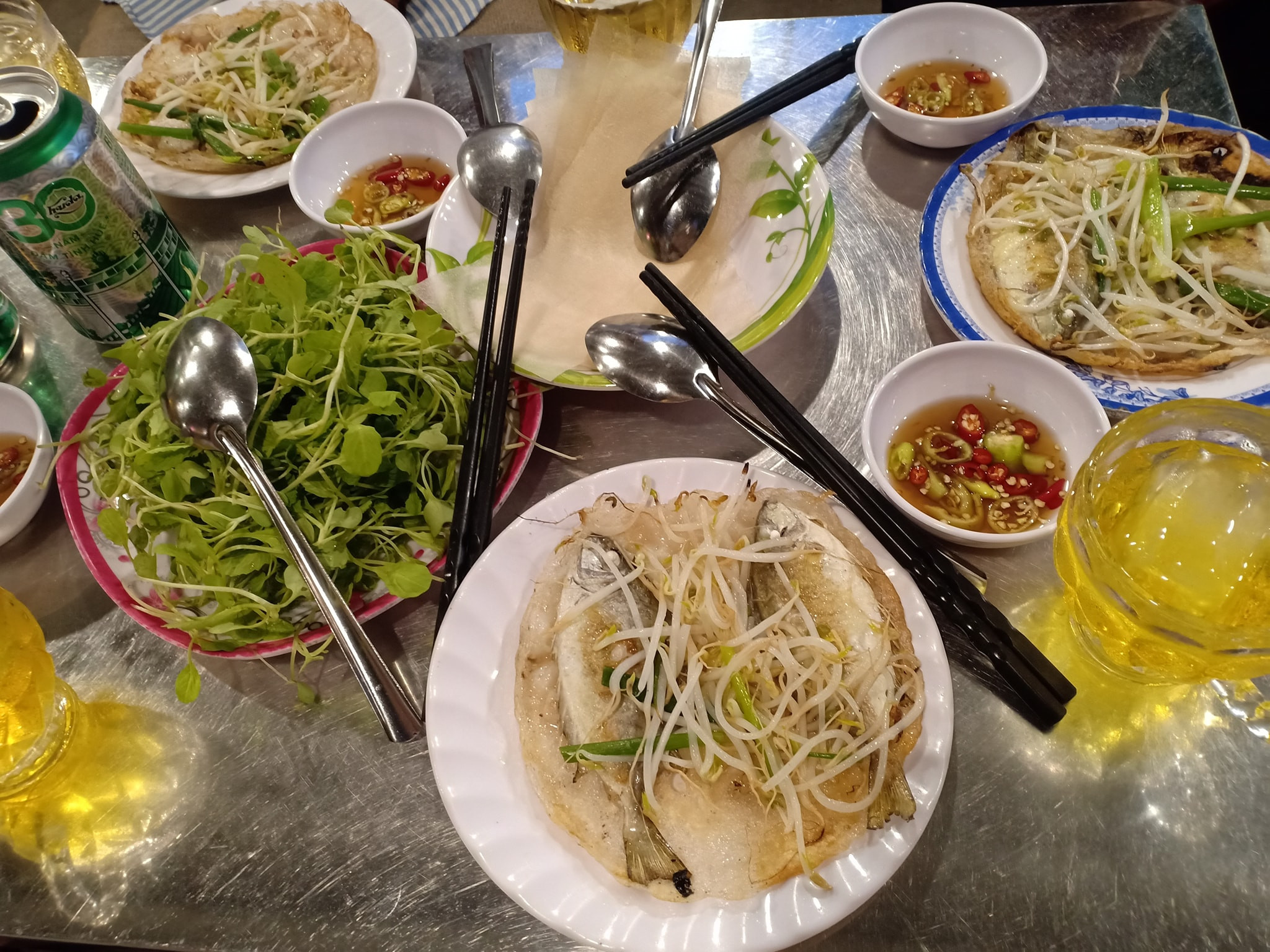 Món bánh độc đáo ở Huế: Topping lạ mắt lạ miệng, 'ăn là khoái'