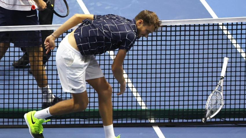 Medvedev nổi đóa, đập tan vợt sau khi bị loại khỏi Paris Masters