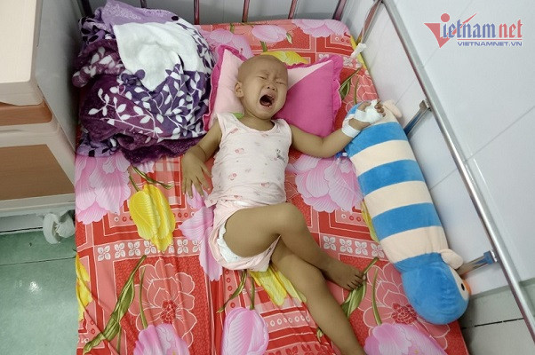 Trao gần 49 triệu đồng đến bé Phan Nguyễn Bảo Anh bị ung thư