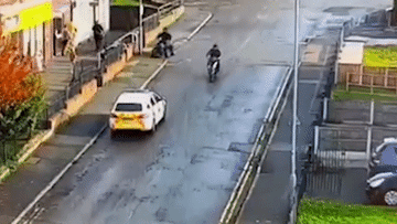 Tiện chân đá ô tô cảnh sát, thanh niên đi xe máy nhận kết đắng