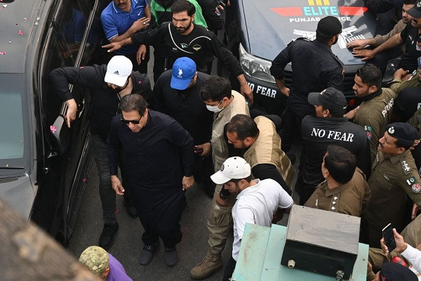 Cựu thủ tướng Pakistan bị bắn vào chân