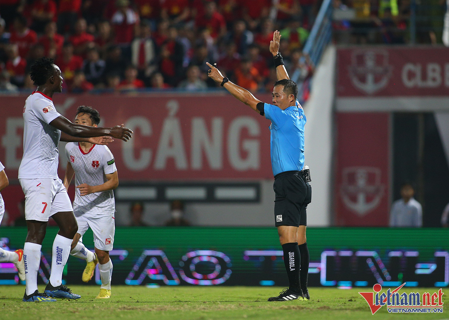 Trọng tài 'mơ ngủ', Hải Phòng mất oan penalty