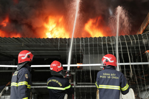 TP.HCM: Kho phế liệu rộng hàng nghìn m2 bốc cháy dữ dội giữa khu dân cư