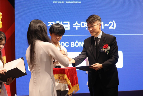 LG trao học bổng ‘Chung tay sẻ chia’ cho sinh viên tài năng