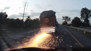 Khoảnh khắc xe bán tải nổ lốp, lửa bắn tung tóe trên đường