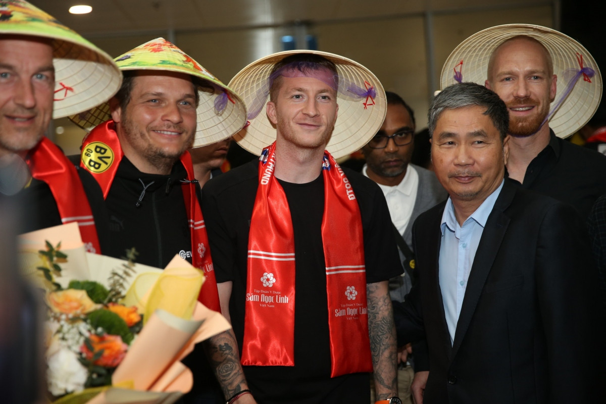 borussia dortmund touches down in vietnam picture 10