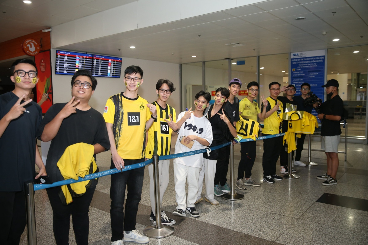 borussia dortmund touches down in vietnam picture 1