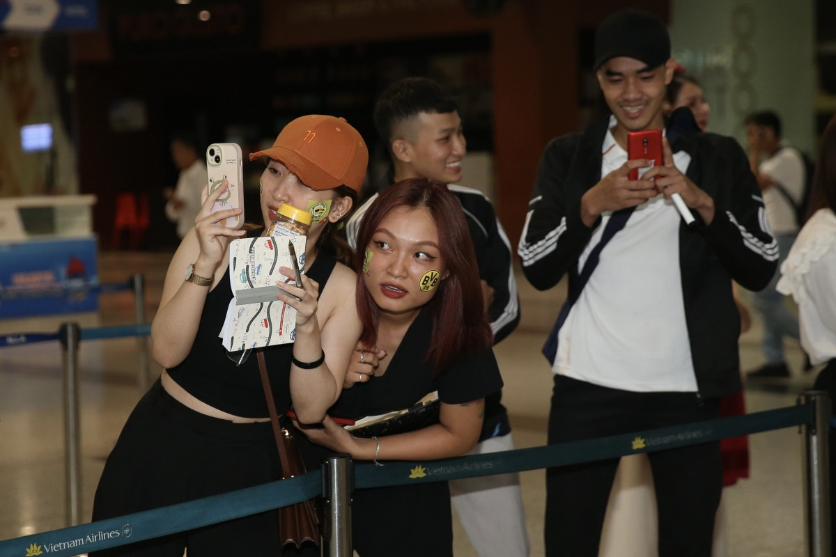 borussia dortmund touches down in vietnam picture 2