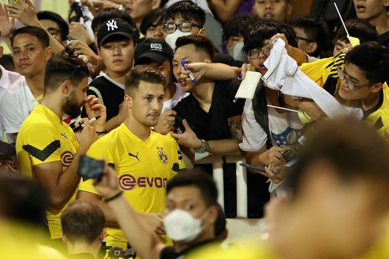 CĐV Việt Nam 'bao vây' dàn cầu thủ điển trai như tài tử của Dortmund