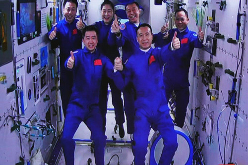 Tàu Thần Châu 15 đến trạm Thiên Cung, khoảnh khắc phi hành gia Trung Quốc làm nên lịch sử