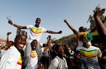 CĐV Senegal 'đi bão' mừng đội nhà vào vòng 1/8 World Cup