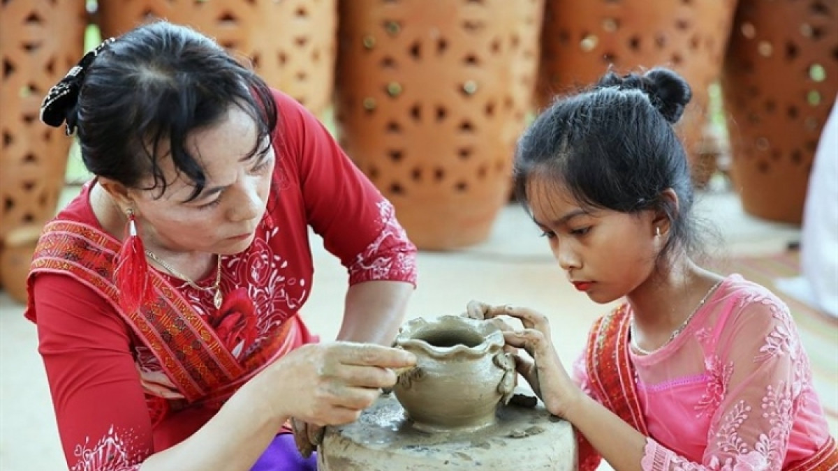 unesco honours vietnam s art of pottery making of cham people picture 2