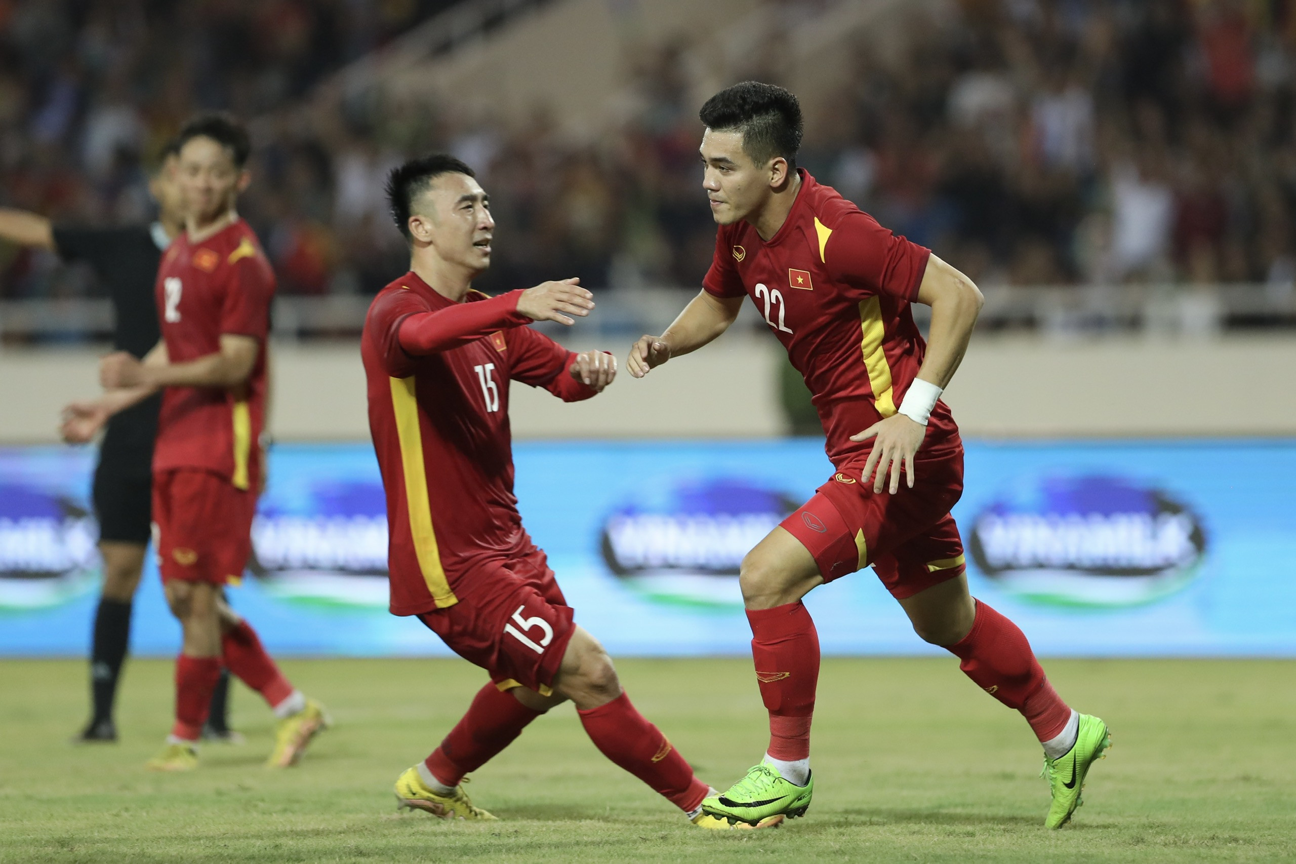 Video bàn thắng Việt Nam 2-1 Dortmund: Tiến Linh, Tuấn Hải tỏa sáng