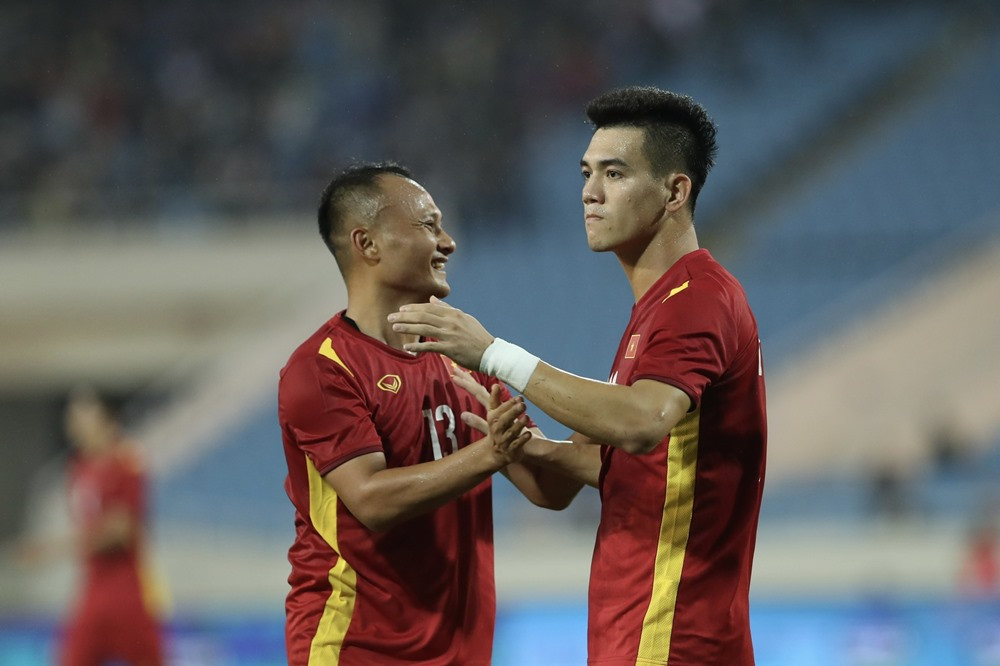Tiến Linh và Tuấn Hải ghi bàn giúp tuyển Việt Nam hạ Dortmund