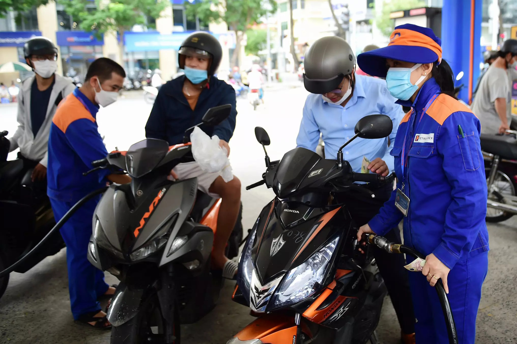 Giá xăng dầu có cơ hội đồng loạt giảm mạnh vào ngày mai