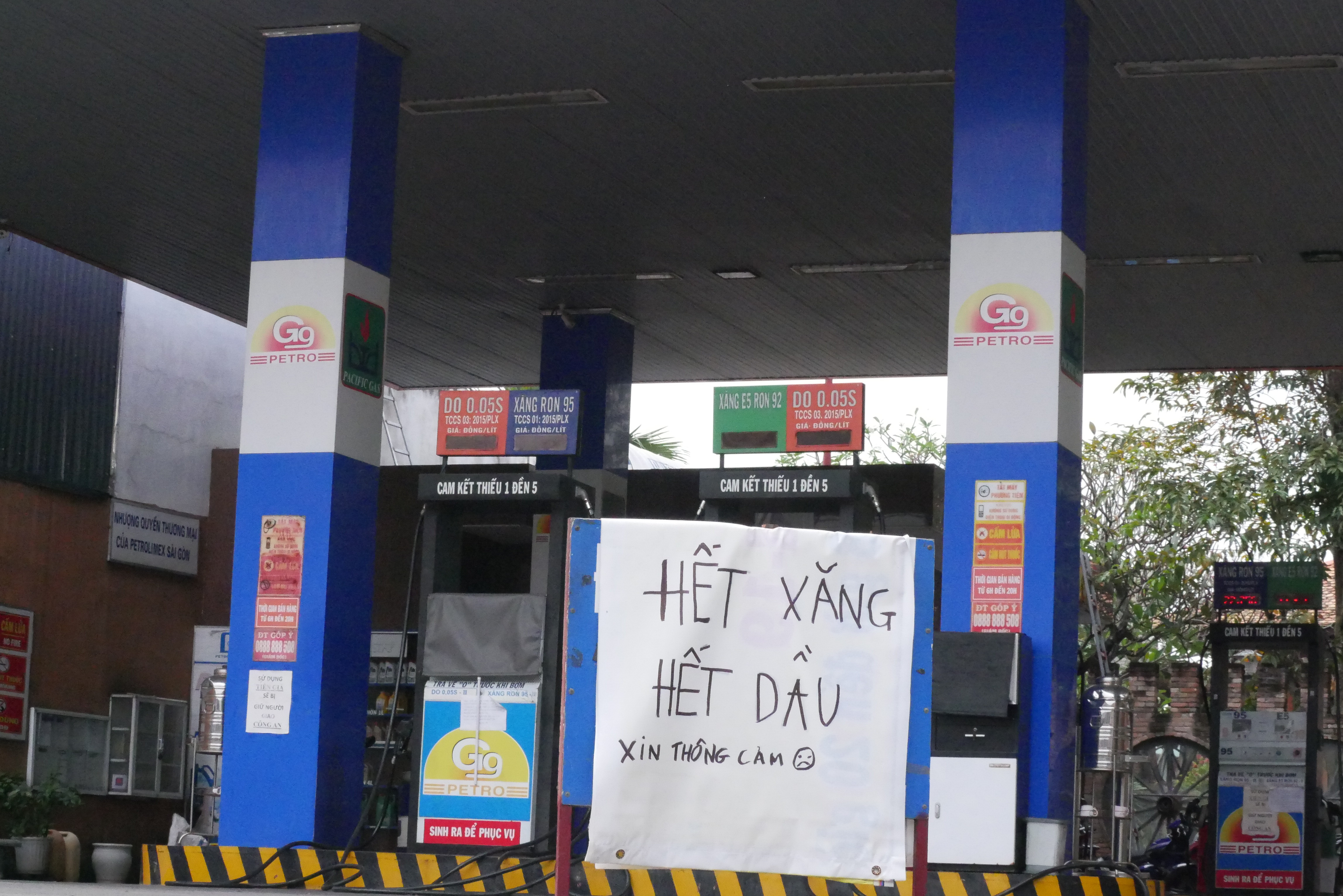 Hết thời, cây xăng thay nhau trả mặt bằng, buôn xăng dạo 'vào mùa'