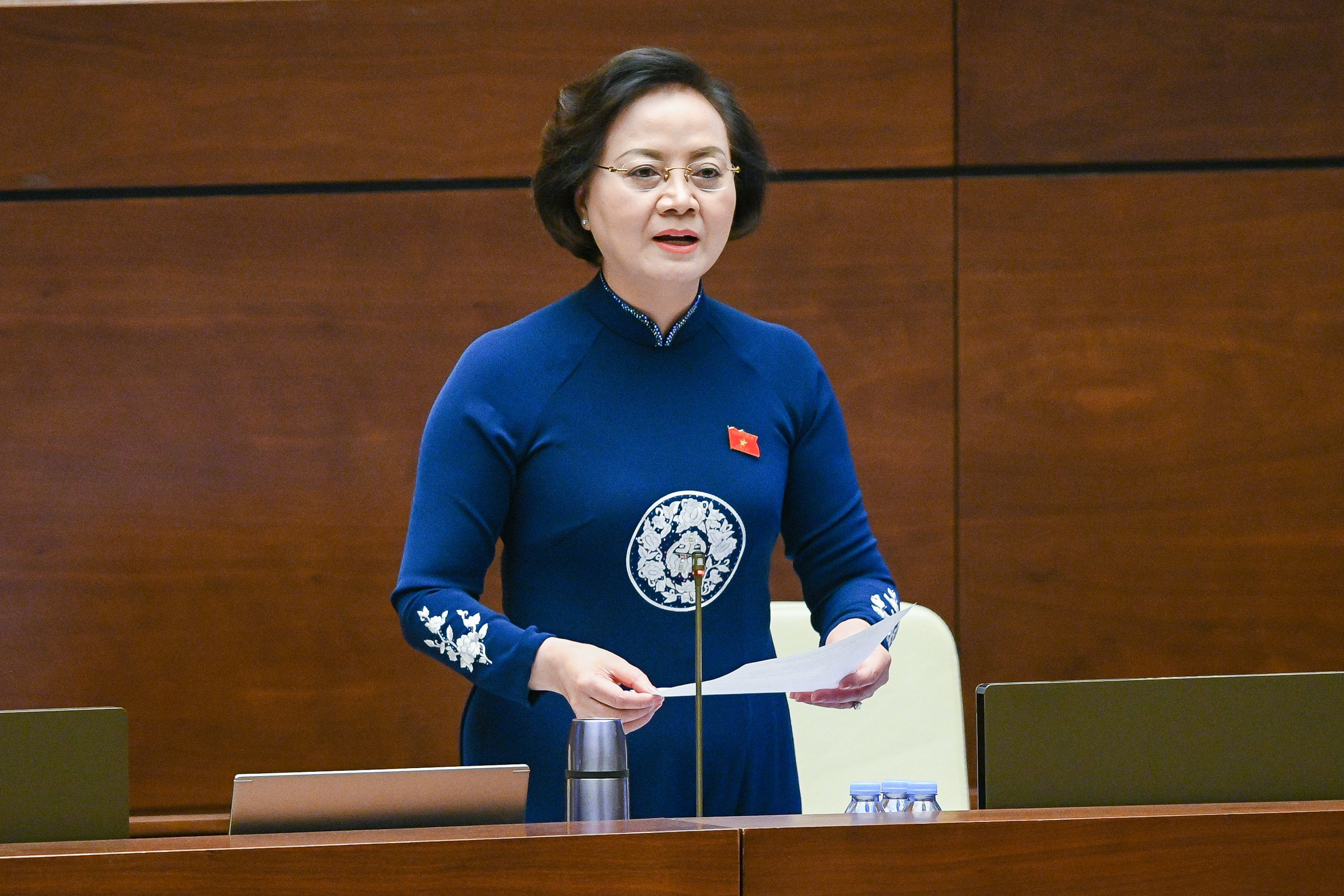Bộ trưởng Nội vụ Phạm Thị Thanh Trà lần đầu đăng đàn trả lời chất vấn