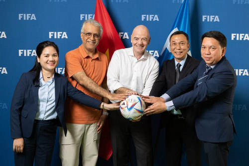 Chủ tịch FIFA hết lời khen ngợi bóng đá Việt Nam