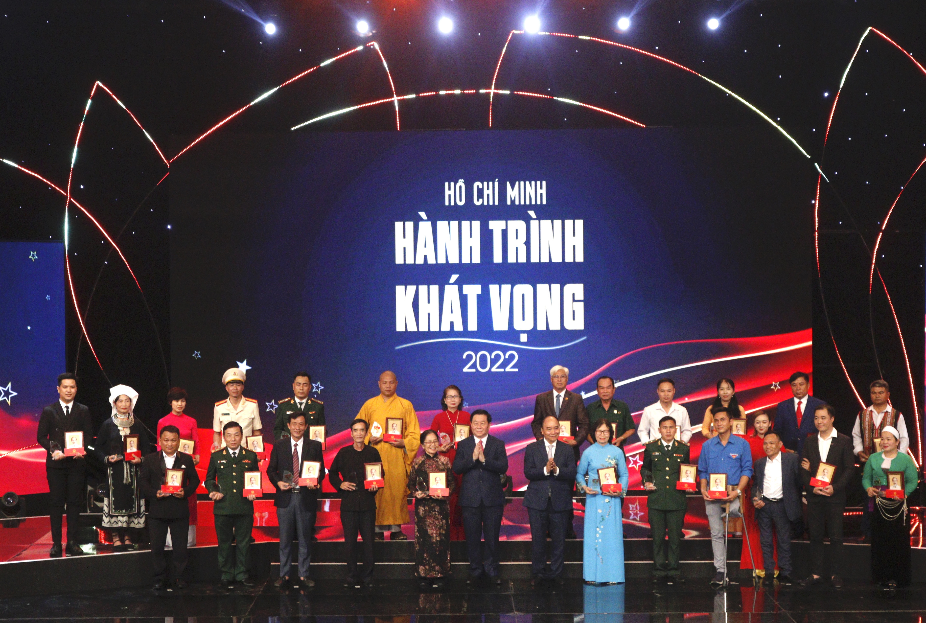 Chủ tịch nước Nguyễn Xuân Phúc và Trưởng ban Tuyên giáo Trung ương Nguyễn Trọng Nghĩa tặng quà lưu niệm của chương trình cho các tập thể, cá nhân điển hình tiêu biểu trong học tập và làm theo tư tưởng, đạo đức phong cách Hồ Chí Minh năm 2022. (Ảnh: TA)