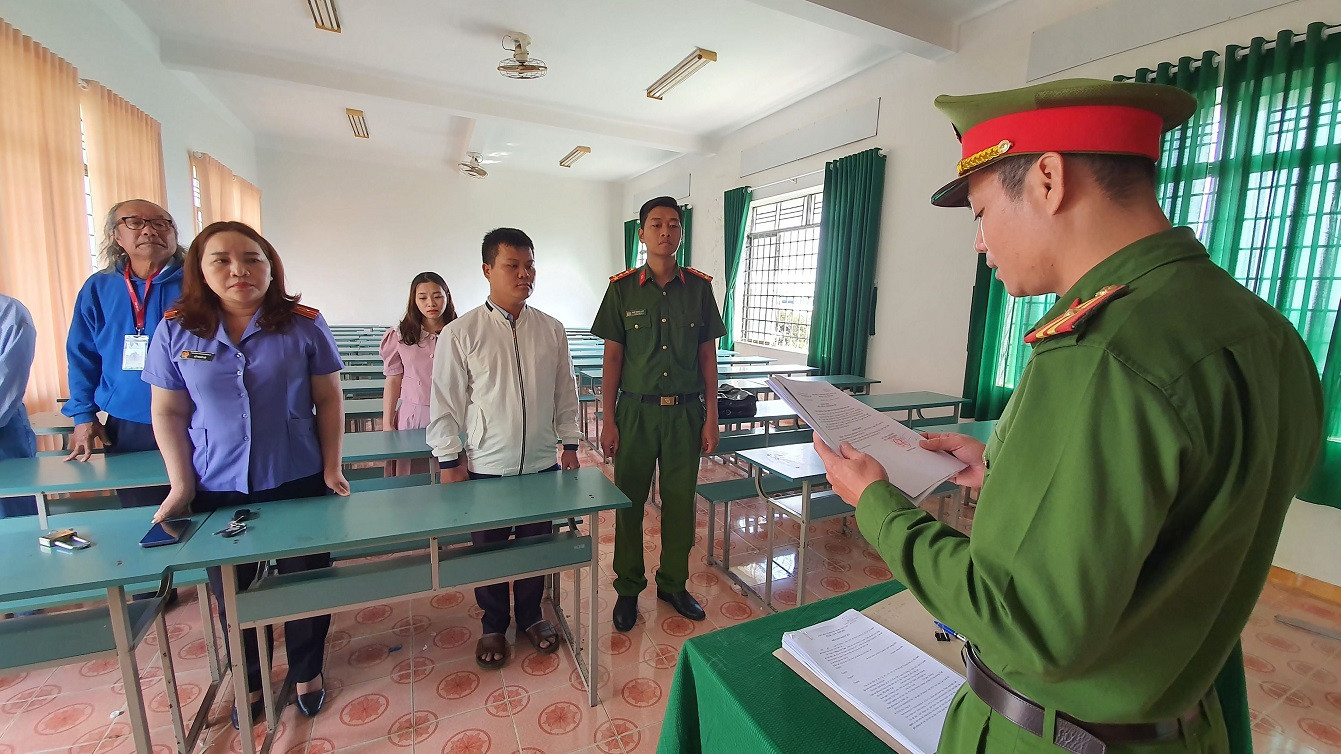 Khởi tố một phó hiệu trưởng ký giấy tờ khống