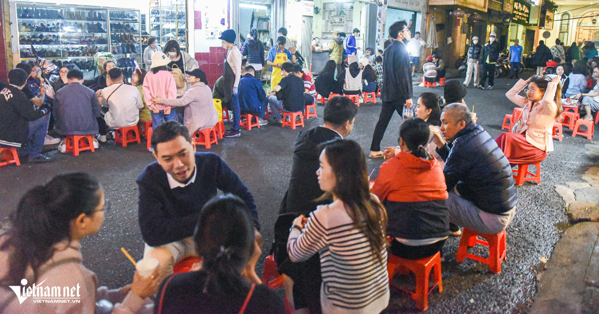 Quán ‘sữa đậu nành ôm’ 4 thập kỷ tại Đà Lạt, ngàn khách nườm nượp xếp hàng