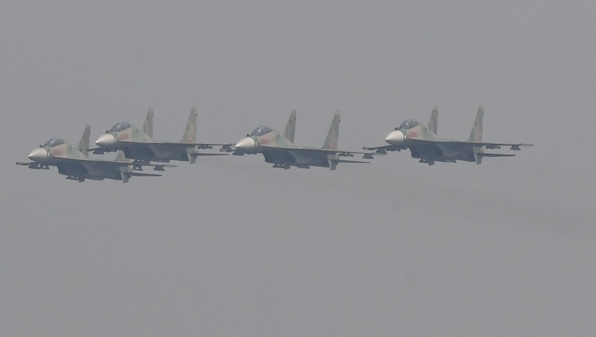 Su-30MK2 fighters puts on impressive performance in skies of Hanoi