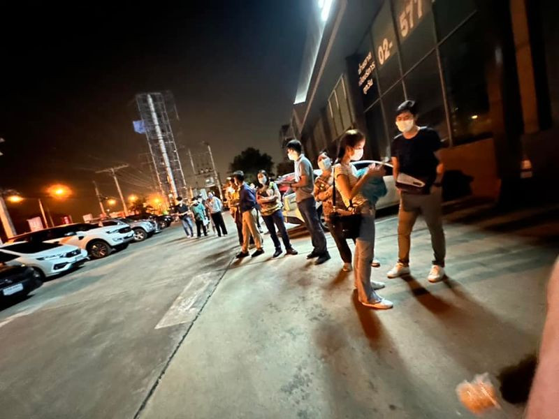 Người dân Thái Lan xếp hàng qua đêm để mua ô tô điện