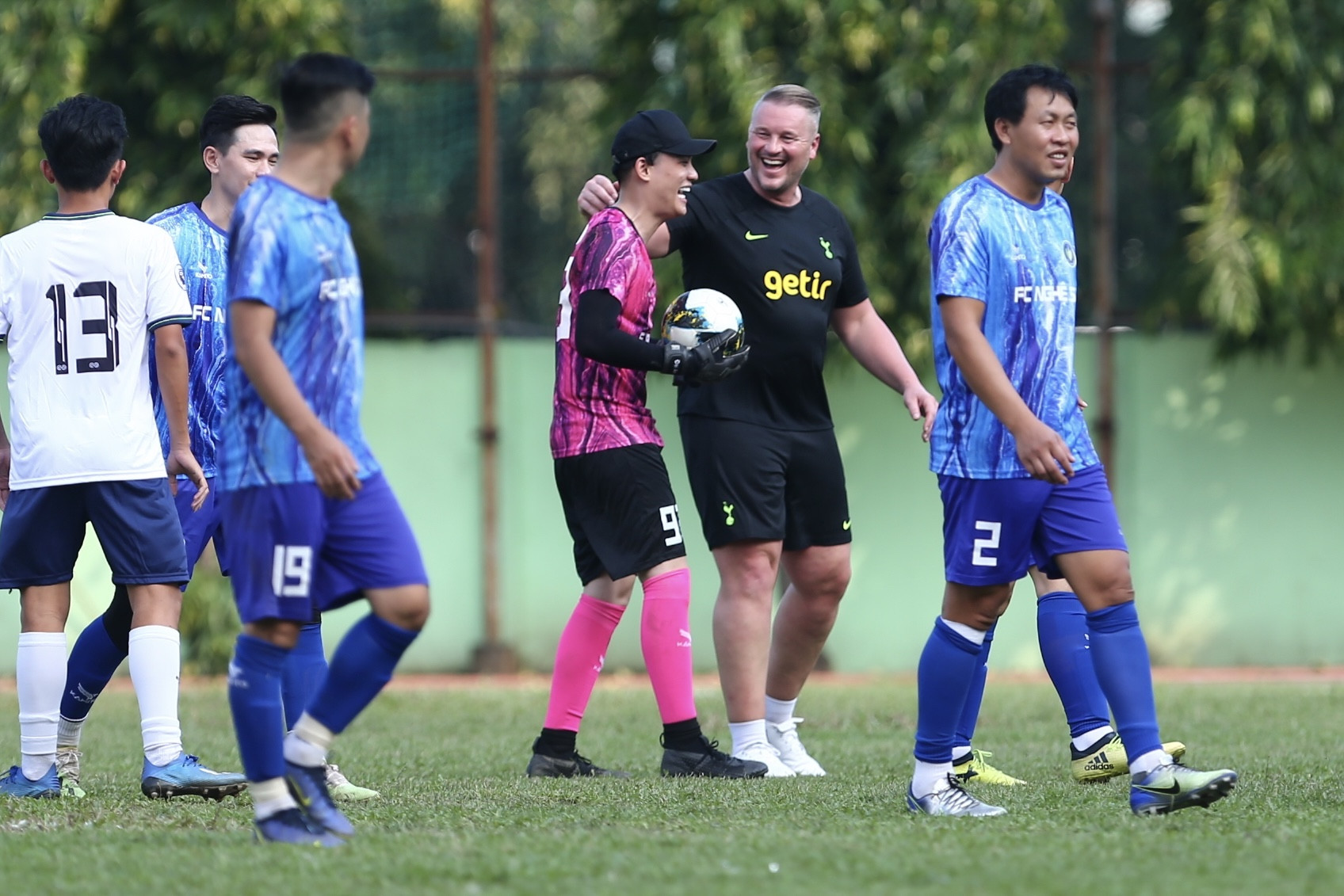 Paul Robinson quyên góp hơn 200 triệu sau trận đấu từ thiện