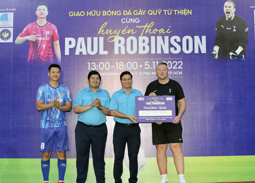 Paul Robinson quyên góp hơn 200 triệu sau trận đấu từ thiện