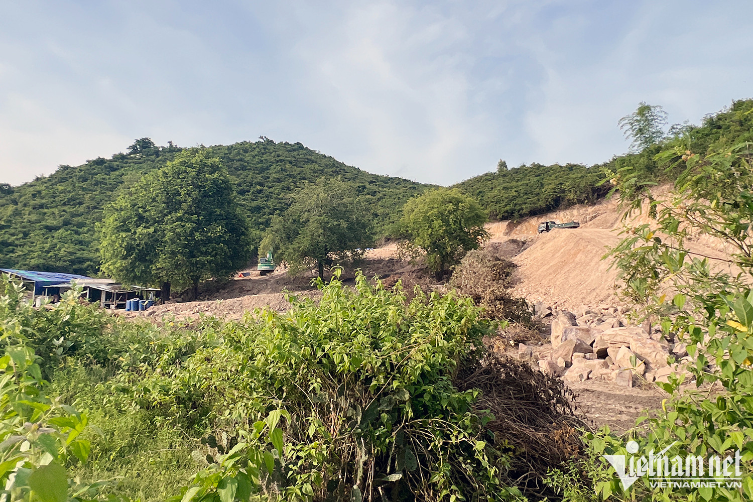 Xử lý việc san ủi đất đồi, mở đường trên vịnh Vân Phong trái phép