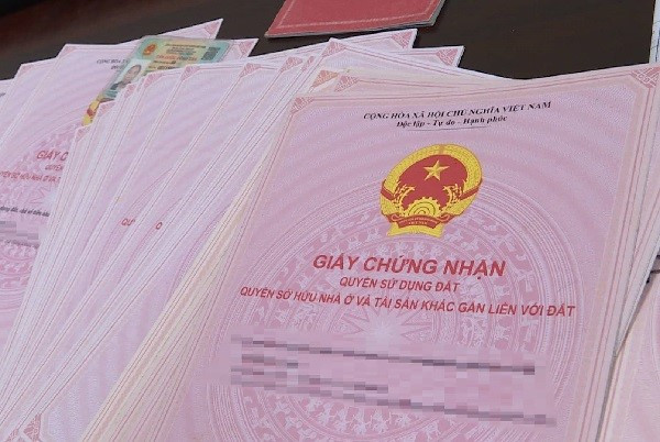 Người phụ nữ nhờ làm giả hàng chục sổ đỏ đứng tên mình và con gái