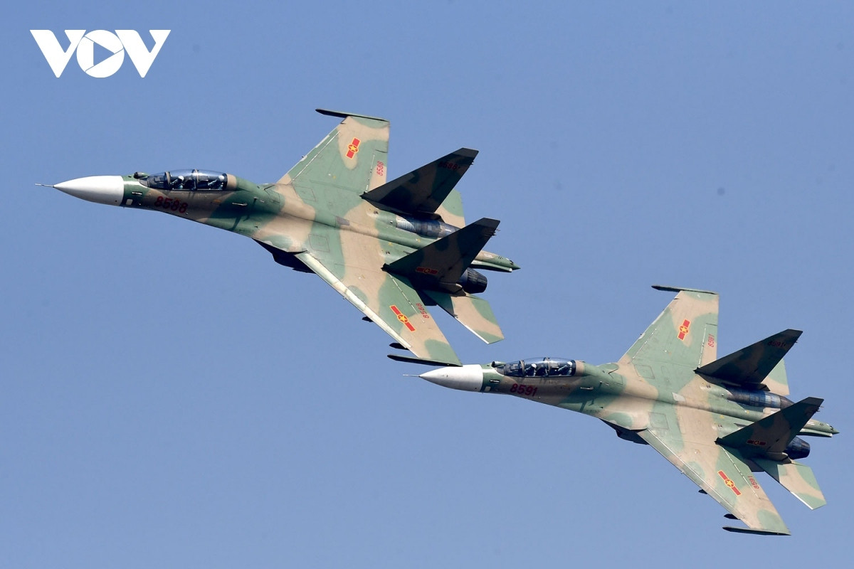 su-30mk2 fighters puts on impressive performance in skies of hanoi picture 6