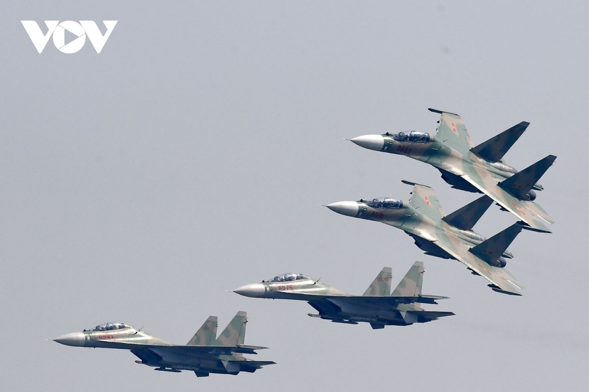 su-30mk2 fighters puts on impressive performance in skies of hanoi picture 3