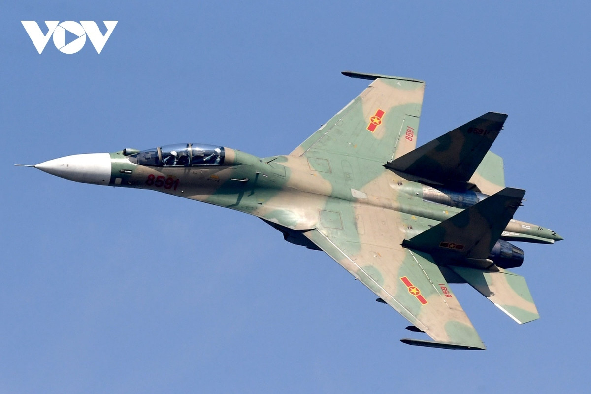 su-30mk2 fighters puts on impressive performance in skies of hanoi picture 9