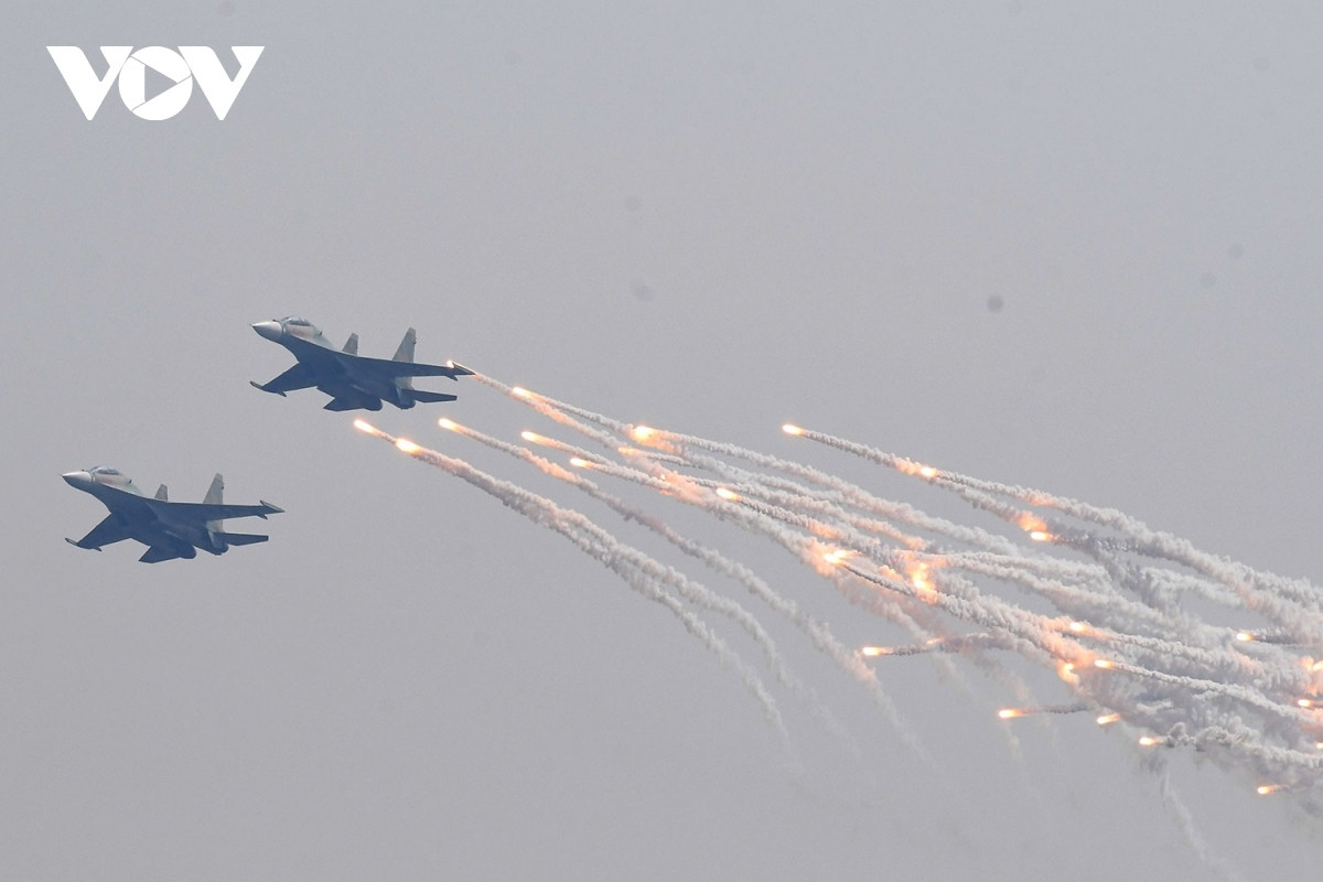 su-30mk2 fighters puts on impressive performance in skies of hanoi picture 7