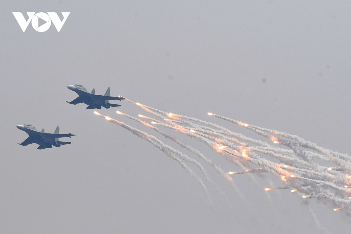 su-30mk2 fighters puts on impressive performance in skies of hanoi picture 7