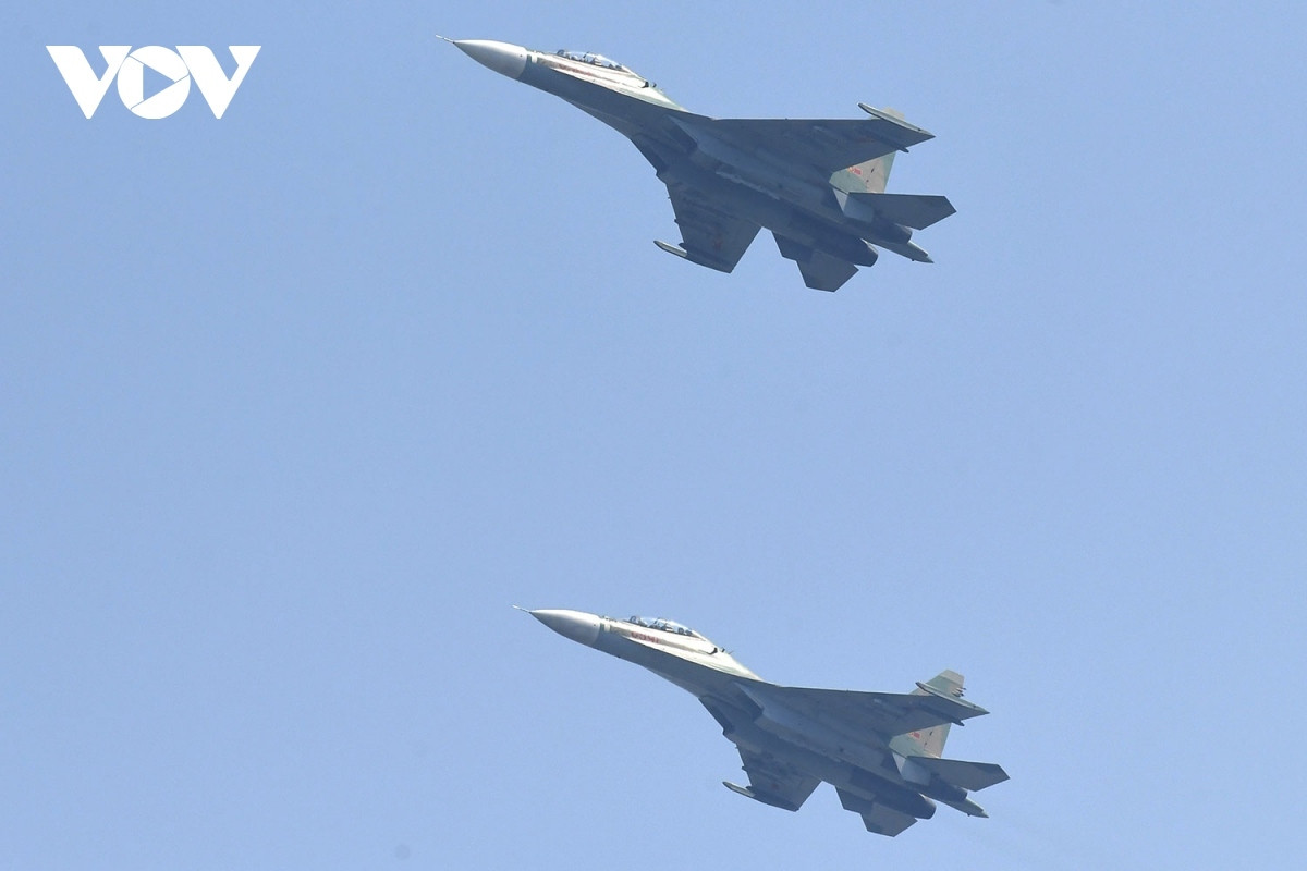 su-30mk2 fighters puts on impressive performance in skies of hanoi picture 4