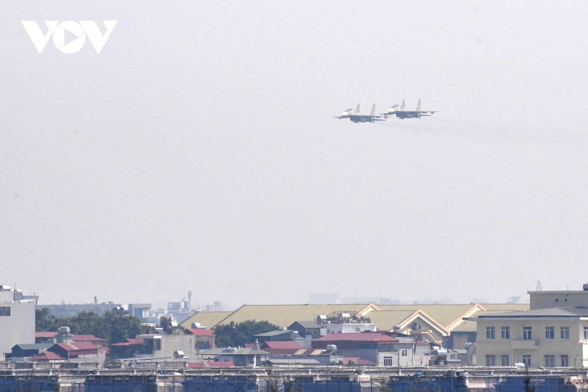 su-30mk2 fighters puts on impressive performance in skies of hanoi picture 1