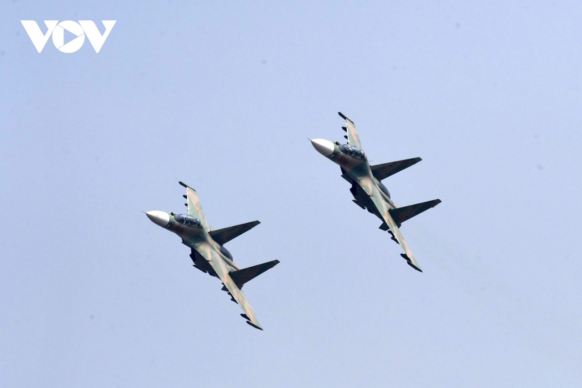 su-30mk2 fighters puts on impressive performance in skies of hanoi picture 8
