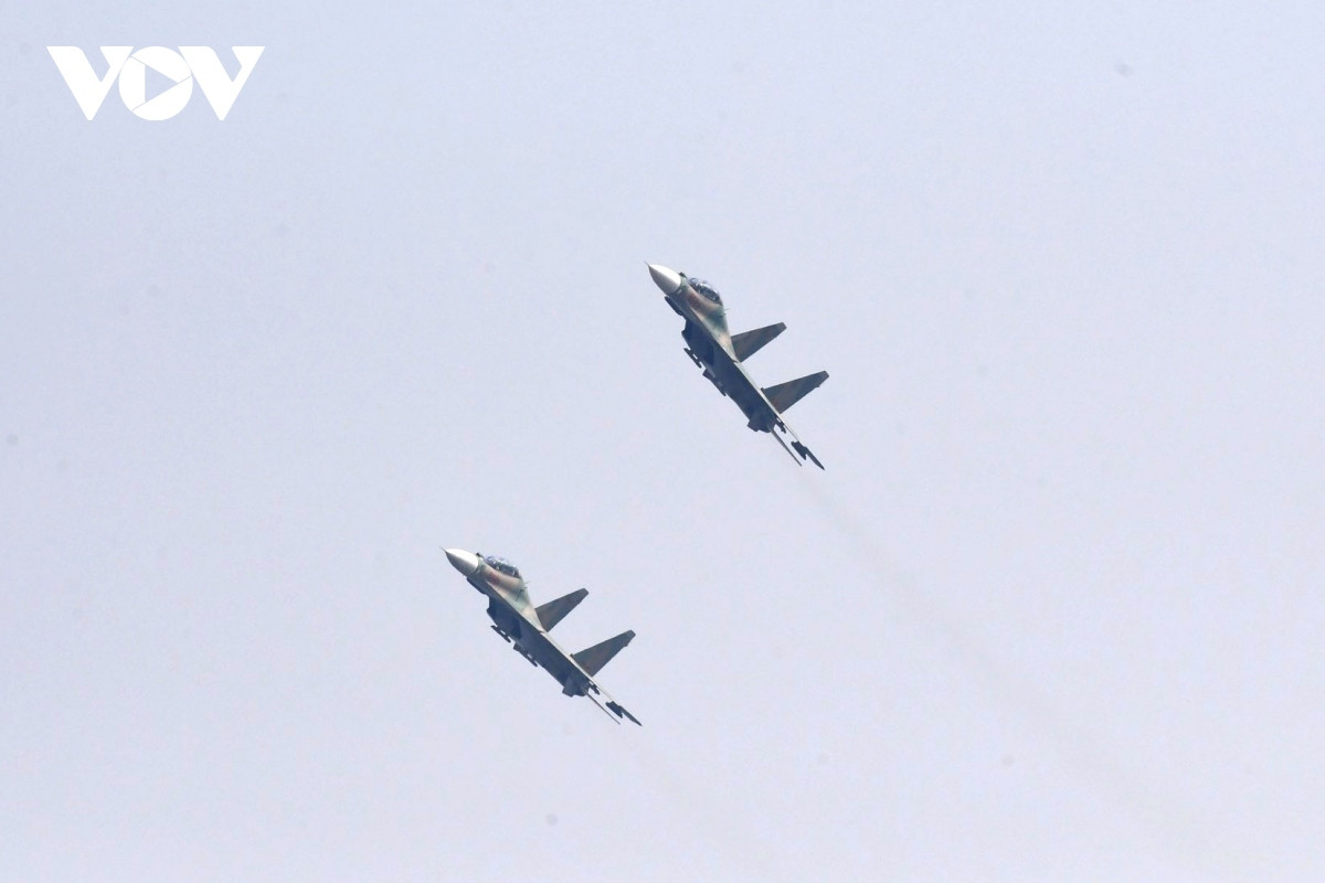 su-30mk2 fighters puts on impressive performance in skies of hanoi picture 5