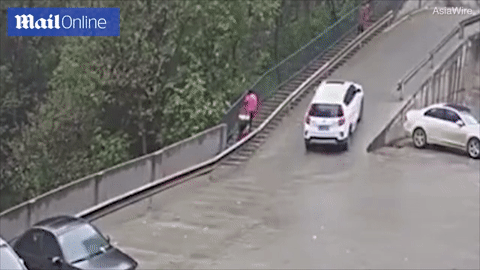 Nữ tài xế bị chính ô tô của mình cán qua người ba lần