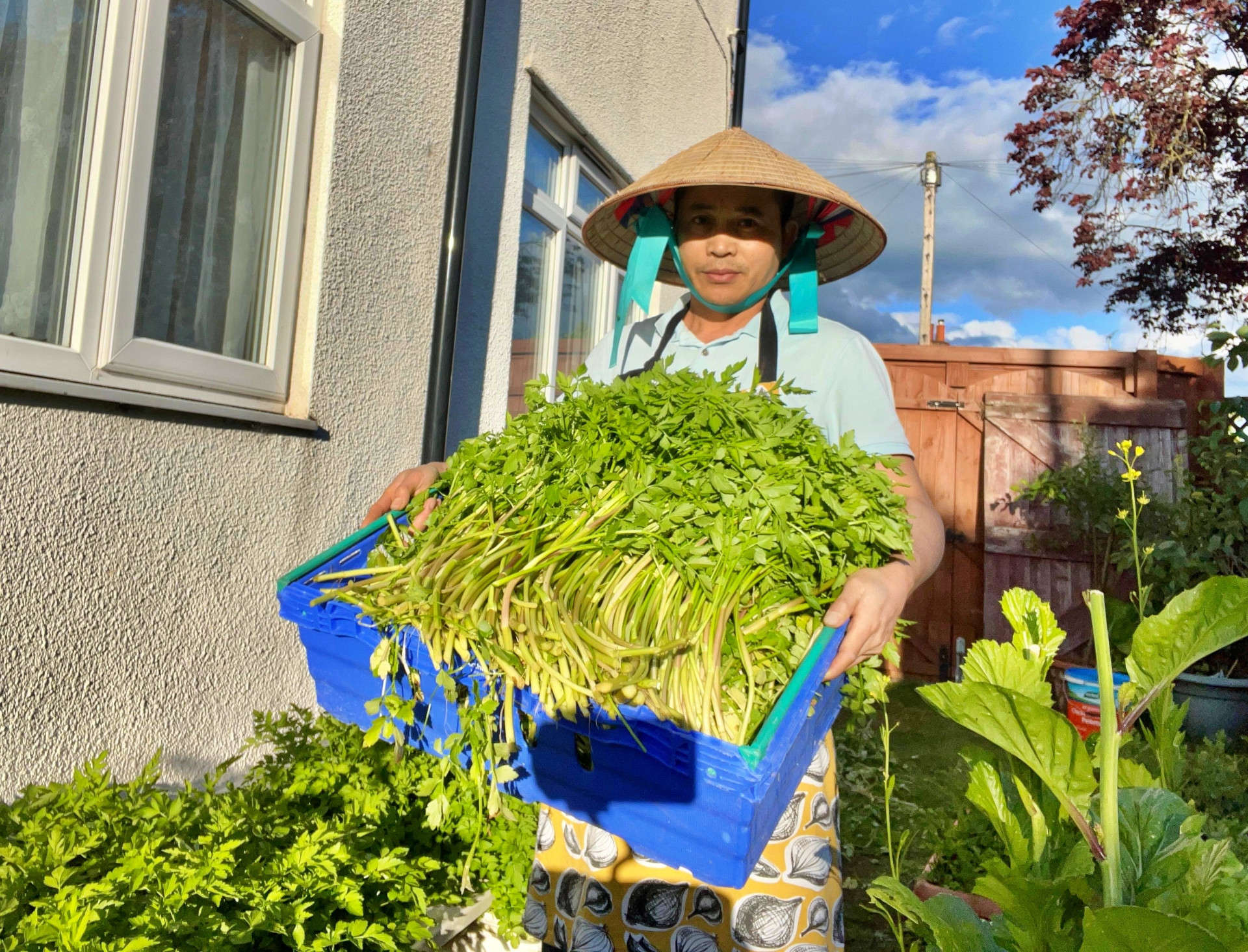 34 năm chỉ ăn món Việt nhờ khu vườn hơn 100 loại rau củ ở Anh