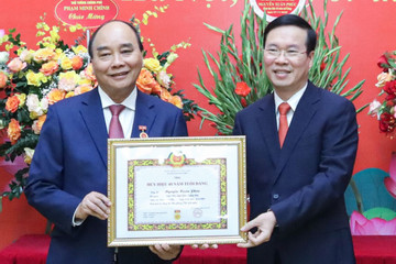 Chủ tịch nước Nguyễn Xuân Phúc nhận huy hiệu 40 năm tuổi Đảng